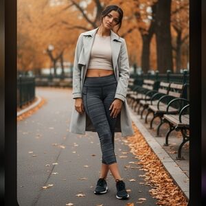 LULUELEMON Gray Capri Leggings with Textured Pattern Women's Size 4